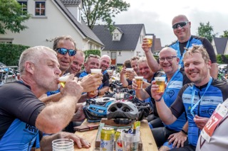 Vriendengroep Drinkt Een Biertje Bij Landal Cauberg Na Afloop Wielerfestival Cauberg